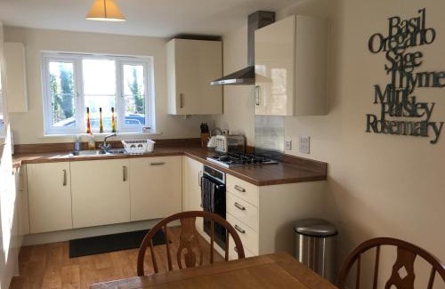 Andover House | Modern Comfort with Parking for Family-Friendly Stays