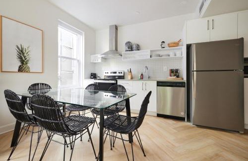 Plateau Mont Royal Apartment | Cozy 3-Bedroom Retreat with Hot Tub in Le Plateau