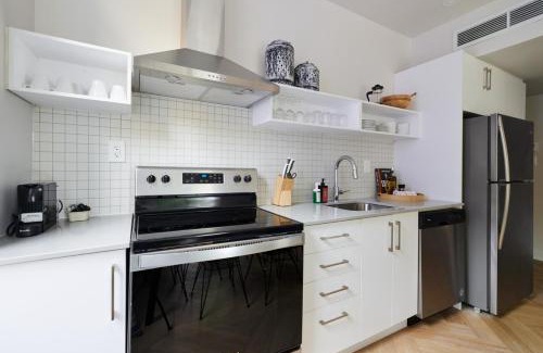 Plateau Mont Royal Apartment | Cozy 3-Bedroom Retreat with Hot Tub in Le Plateau