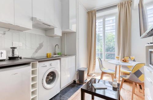 Bel-Air Nord Apartment | Inviting Studio Retreat in Central Paris for Families