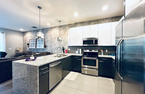 Silver Creek House | NEW and Stylish Townhouse - 13miles from DISNEY Complex