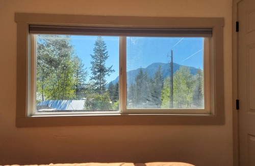 Martin City Cabin | Cozy Cottage Near West Glacier with Spa & Family Amenities