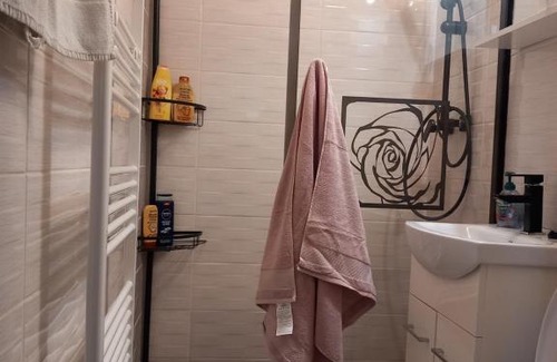 Fagaras Apartment | Guest Rated: New Apart - Family-Friendly Stay Awaits