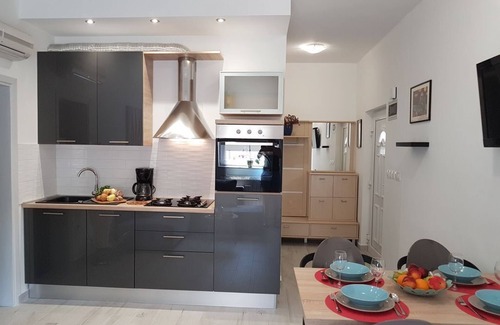 Stinjan Apartment | Inviting 4-Star Apartment for 4 with Pool & Breakfast