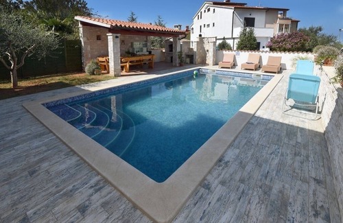 Stinjan Apartment | Inviting 4-Star Apartment for 4 with Pool & Breakfast