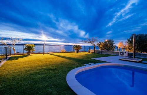 Povljana Apartment | Relax at Budinski: Oceanfront Apartment with Pool Access