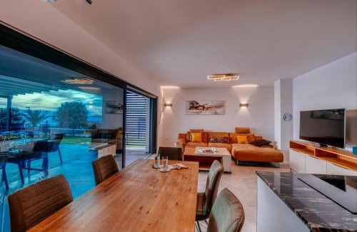 Povljana Apartment | Relax at Budinski: Oceanfront Apartment with Pool Access