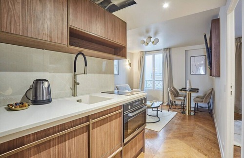 Porte-Saint-Martin Apartment | Modern Apartment in the Heart of Paris/Le Marais