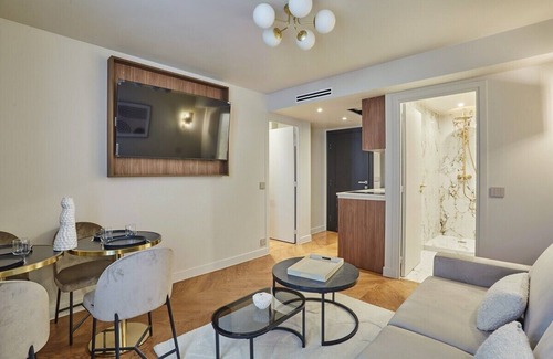 Porte-Saint-Martin Apartment | Modern Apartment in the Heart of Paris/Le Marais