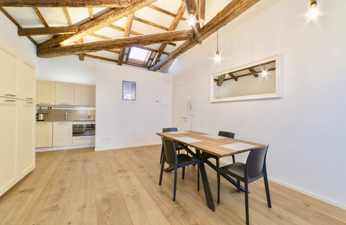 Longa Apartment | Modern Apartment on Murano Island with Breakfast Included