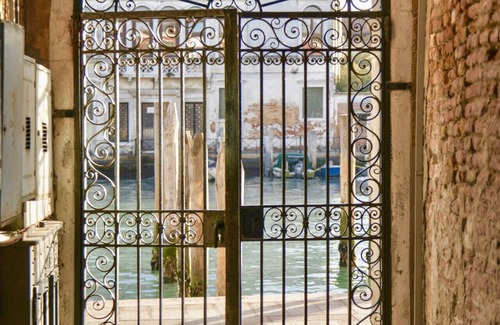 Longa Apartment | Modern Apartment on Murano Island with Breakfast Included