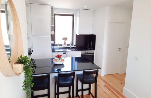 Centro / Baixa Apartment | Stylish Apartment in Porto Center with Balcony & Ocean View