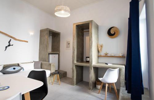 Little Venice Apartment | Modern Apartment in the Heart of Mykonos Town with Breakfast