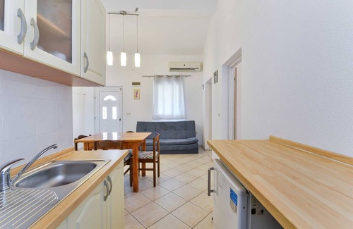 Nin Apartment | Explore Apartment Lemon - Pet Friendly Getaway in Sabunike