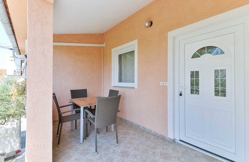 Nin Apartment | Explore Apartment Lemon - Pet Friendly Getaway in Sabunike