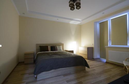 Lychakivskyi District Apartment | Modern Apartment on Zhasmynova Street with Great Amenities