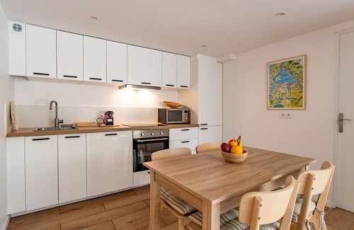 Le Canon Apartment | Modern Apartment with Terrace, Steps from the Beach