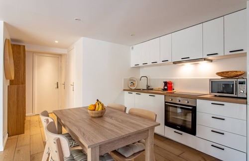 Le Canon Apartment | Modern Apartment with Terrace, Steps from the Beach