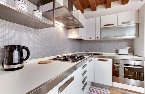 Cannaregio Apartment | Cozy Apartment with Wi-Fi, Air Conditioning & Breakfast