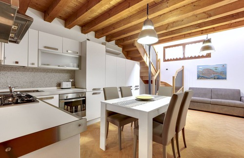 Cannaregio Apartment | Cozy Apartment with Wi-Fi, Air Conditioning & Breakfast