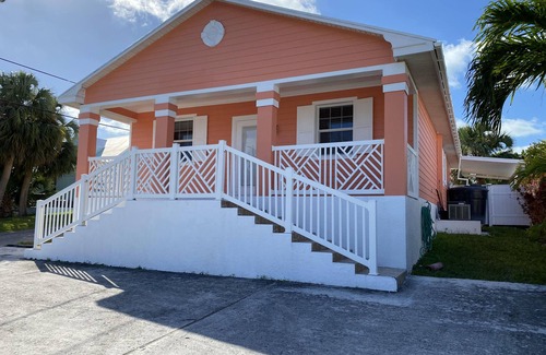 Spanish Wells House | Beachside Apartment with Free Golf Cart & Ocean View