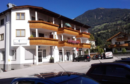 Stumm Apartment | Central Apartments with Panoramic Views & Pool Access