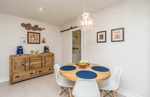 Royal Ridge House | Guest Rated 10/10: Archie's Place with Hot Tub & Kitchen