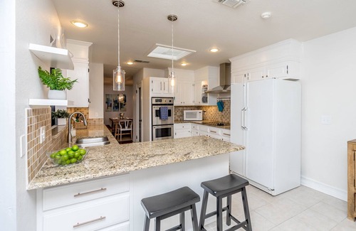 Royal Ridge House | Guest Rated 10/10: Archie's Place with Hot Tub & Kitchen