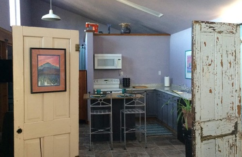 Clay Springs Apartment | Artistic Studio Retreat: Quiet Escape by National Forest