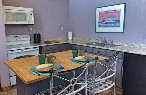 Clay Springs Apartment | Artistic Studio Retreat: Quiet Escape by National Forest