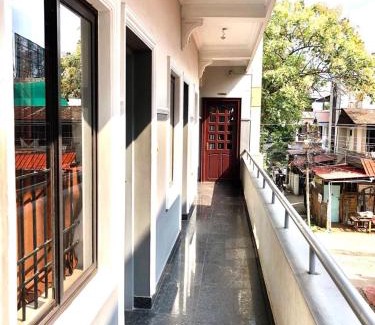 Ernakulam South Cabin | Budget-Friendly New AS Tourist Home with Breakfast Included