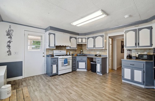 Scranton Apartment | NEW ! " Autumn Nights " 2 bed spacious retro flow with fire place -min from DT