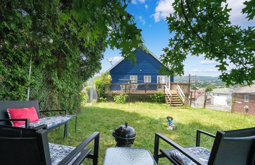 Scranton Apartment | NEW ! " Autumn Nights " 2 bed spacious retro flow with fire place -min from DT