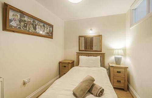 Shaldon House | Exceptional New Barn Reservoir: Family-Friendly Retreat