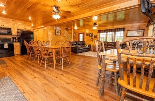 Oaks Corners Cabin | Experience BC Retreat: Fireplace, Game Room & Hot Tub!