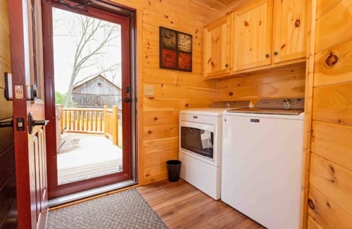 Oaks Corners Cabin | Experience BC Retreat: Fireplace, Game Room & Hot Tub!