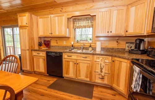 Oaks Corners Cabin | Experience BC Retreat: Fireplace, Game Room & Hot Tub!