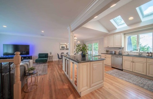 Cove - East Side - Shippan House | Pet-Friendly Beach Home near Stamford Downtown & Shippan