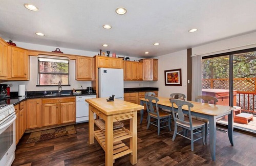 Upper Moonridge Cottage | New Bear Canyon: Cozy 3 BR Retreat with Scenic Views