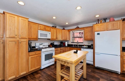 Upper Moonridge Cottage | New Bear Canyon: Cozy 3 BR Retreat with Scenic Views