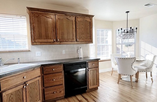 Amarillo House | New! Family-Friendly 3 Bedroom House with Full Kitchen