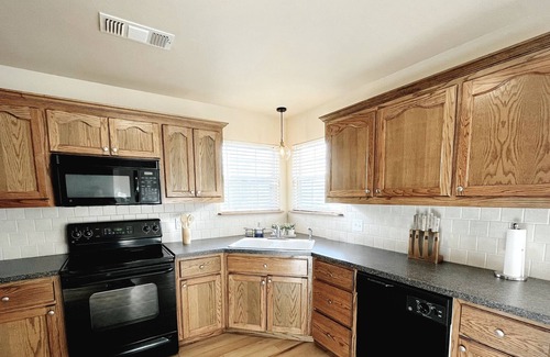 Amarillo House | New! Family-Friendly 3 Bedroom House with Full Kitchen