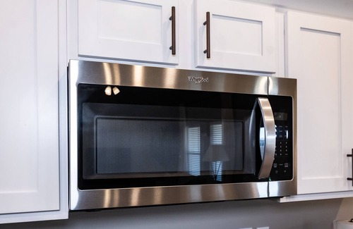 Ozark House | Inviting Home with Kitchen & Top 10/10 Guest Rating