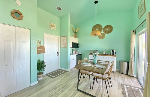 Alice Town Condo | New! Beautiful "Bahamas Sunset" Ocean View! Walk to Pool/Casino! Private Beach