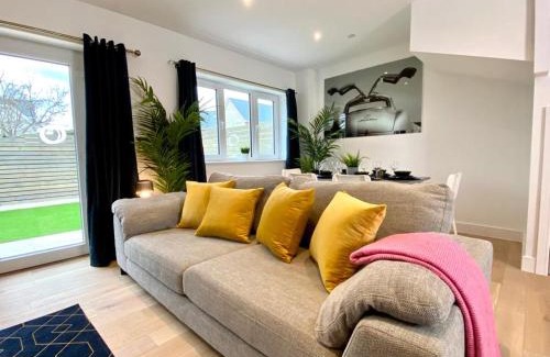 Poole House | Spacious 3-Bedroom Home Near Beach with Garden & Fast WiFi