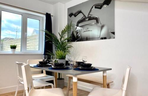 Poole House | Spacious 3-Bedroom Home Near Beach with Garden & Fast WiFi