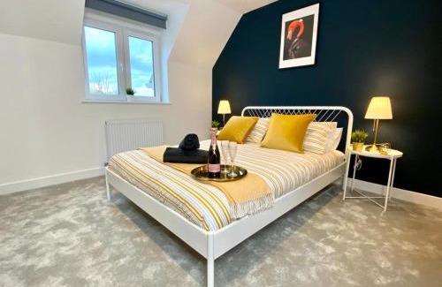 Poole House | Spacious 3-Bedroom Home Near Beach with Garden & Fast WiFi