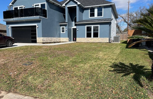 Foster Place House | Immaculate Single Family Home with Pet-Friendly Amenities