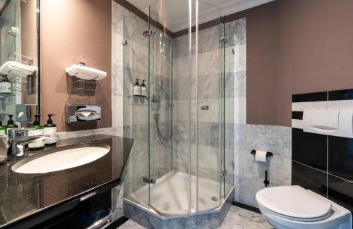 Friedrichshain Hotel | Explore New Berlin: Pet-Friendly Hotel with Spa & Restaurant