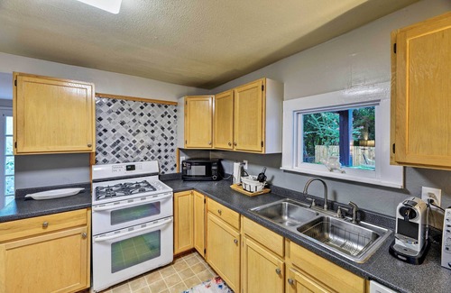 New Bern House | New Bern Getaway with Yard, Grill & Top Guest Rating
